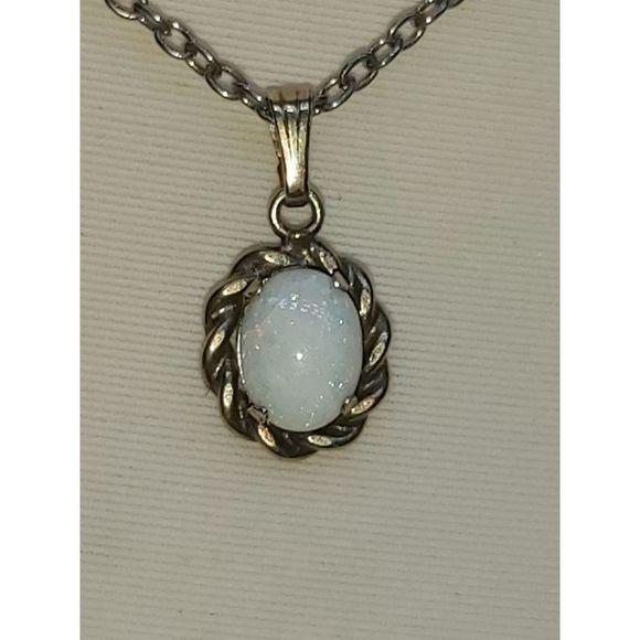 RAINBOW MOON STONE PENDANT & CHAIN - Picture 3 of 5